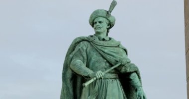 Budapeşte şehir merkezinde kahramanlar meydanı. Ortaçağ Avrupalı kahramanının bireysel heykeli
