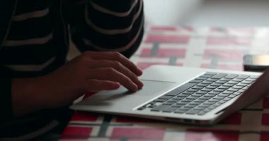 İnternette gezinen el gezinme ekranının gizli bir görüntüsü