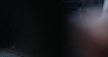 Sokaklarda Dolaşan Kalabalığın Ayakları 'nı izledik. 4K 60fps 'de kalabalığın ayaklarına yakın çekim