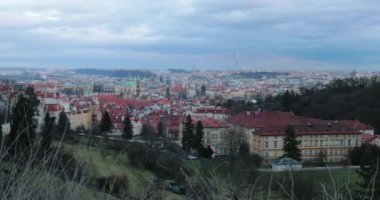 Çek Cumhuriyeti 'ndeki eski ortaçağ kenti Prag' ın manzarası. Eski Avrupa şehri manzarası. Eski Prag 'ın manzara manzarası. Üst Manzara. Mimarlık, eski evler, sokaklar ve mahalleler 4K 'da.