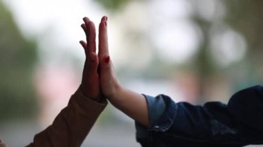 İki farklı insan el ele tutuşuyor.