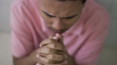 Meditasyon yapan genç İspanyol dua eden gözlerini gökyüzüne açan gülümseyerek tapan adam. Sadık Güney Amerikalı erkek, Tanrı 'nın varlığını hissederek kafasını kaldırıyor.