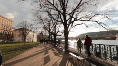 Soğuk zamanlarda Avrupa 'da nehir kenarında yürüyen bir grup insanın arkası.. 