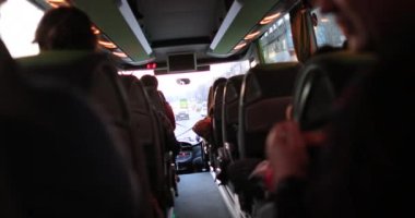 Otobüsle seyahat eden yolcu portföyü. Otobüs içindeki yolcuların otobüs perspektifinin arka planı.