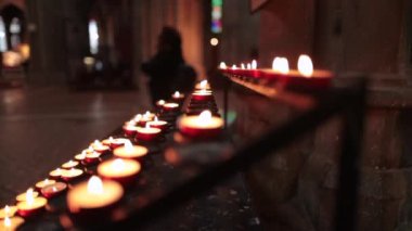 Viyana 'daki Ringstrasse' de bulunan Votivkirche Neo-Gotik kilisesinde mum ışığı sıraları