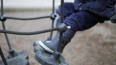 Maceracı Çocuk neredeyse parkta düşüyordu.