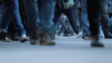120fps 'de kalabalığın ayaklarına yakın çekim. Kalabalığın Bacakları Sokakta Yürüyen İnsanlar.