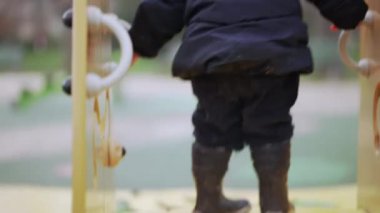 Çocuk parkta oynuyor, çocuk zıplıyor. bebek keşfetme dünyası