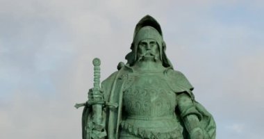 Budapeşte şehir merkezinde kahramanlar meydanı. Ortaçağ Avrupalı kahramanının bireysel heykeli