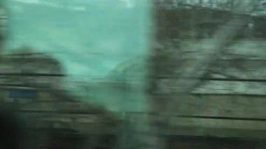 Şehir manzarası hareket halindeki bir trenden görüldü