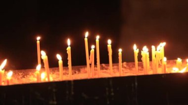 Katedral kilisesinde dua etmek için mum yakıyorum.