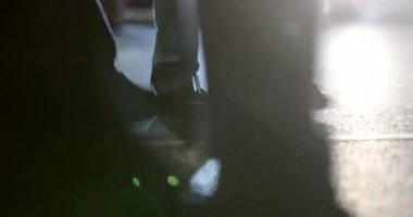 Arka planda mercek patlaması olan yayaların caddeden karşıya geçtiği kalabalık alçak açılı perspektif. 4K Kalabalık Önplanda