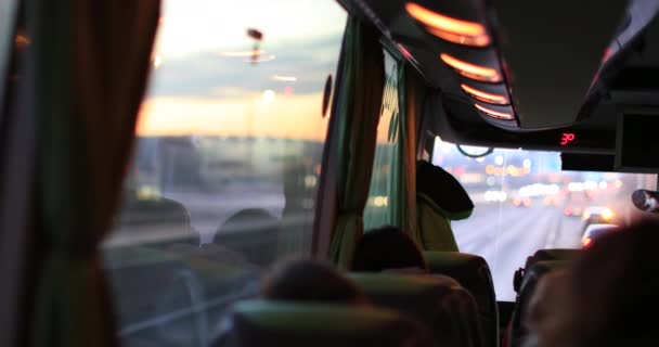 乘公共汽车旅行 从公共汽车后部看乘客的视角 — 图库视频影像