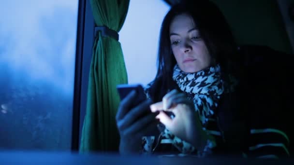 Geceleri Pencerenin Yanında Otobüsle Seyahat Eden Bir Kadın Cep Telefonu — Stok video