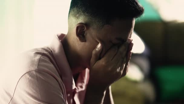 Dramatyczny Zdesperowany Człowiek Płaczący Rozpaczy Smutna Zagubiona Koncepcja — Wideo stockowe