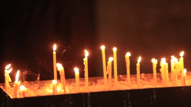 Kaarsen Branden Kathedraal Kerk Voor Het Gebed — Stockvideo