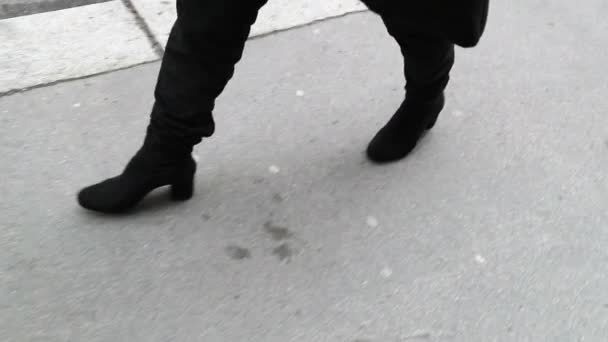 Yüksek Topuklu Ayakkabı Giyen Yayalar 120Fps Caddesinde Kadın Ayakları Ağır — Stok video