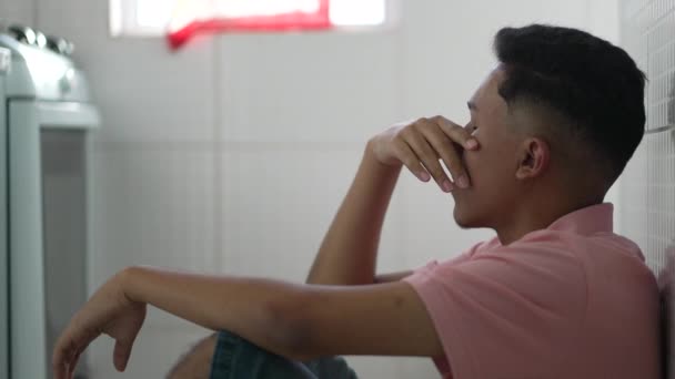Один Пригнічений Іспаномовний Молодий Чоловік Психічному Розладі Сидить Підлозі Кухні — стокове відео