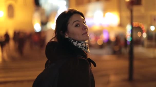 Kvinnan Vänder Huvudet Mot Kameran Leende Natten Kvinna Som Går — Stockvideo