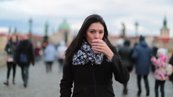 Vrolijke Vrouw Genieten Van Een Warm Drankje Tijdens Het Koude — Stockvideo
