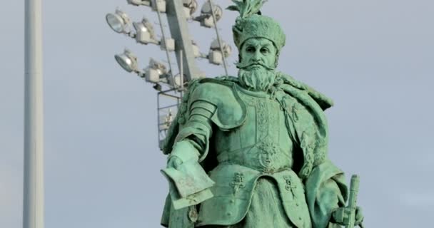 Площадь Героев Центре Будапешта Отдельная Статуя Средневекового Европейского Героя — стоковое видео