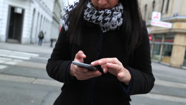 Sokakta Cep Telefonunu Kontrol Eden Bir Kadın — Stok video
