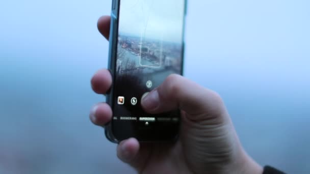 Close Mãos Pessoa Segurando Filmagens Celular Tirando Foto Paisagem — Vídeo de Stock