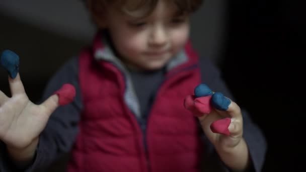 Μωρό Νήπιο Παίζει Ζύμη Στα Χέρια Δάχτυλα — Αρχείο Βίντεο
