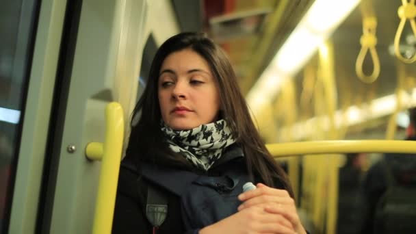 Een Forenzenvrouw Die Dagdroomt Een Metrowagon Uit Het Raam Kijkt — Stockvideo