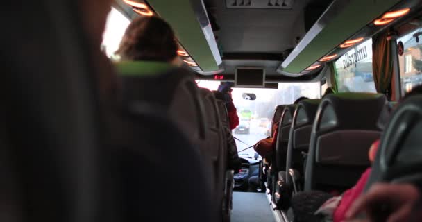 车内乘客从公共汽车角度的倒车镜头 乘巴士旅行旅客的公共交通工具 — 图库视频影像