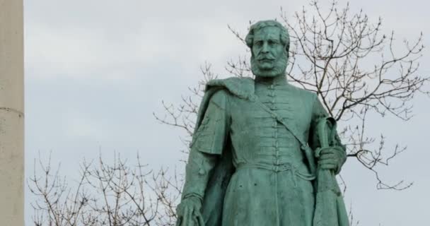 Площадь Героев Центре Будапешта Отдельная Статуя Средневекового Европейского Героя — стоковое видео