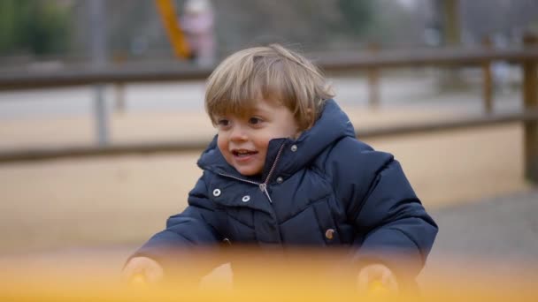 Kleinkind Spielt Auf Wippe Spielplatz — Stockvideo