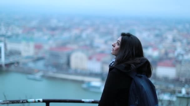 Женщина Видом Красивый Живописный Пейзаж Туристка Посещающая Европейский Город Видна — стоковое видео