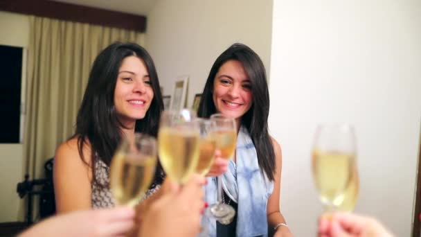 Amis Acclamant Avec Des Verres Champagne Candid Authentique Groupe Amis — Video