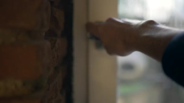 Рука Крупным Планом Открывает Окно Дома Впускает Свежий Воздух Внутрь — стоковое видео