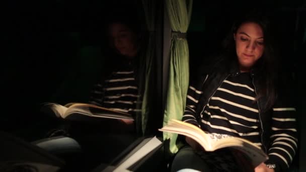 Bir Kadın Her Gece Otobüste Oturmuş Kitap Okuyor — Stok video