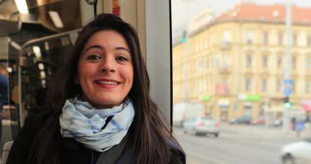 Lycklig Kvinna Rider Tåget Tittar Till Kameran Och Ger Blinkning — Stockvideo