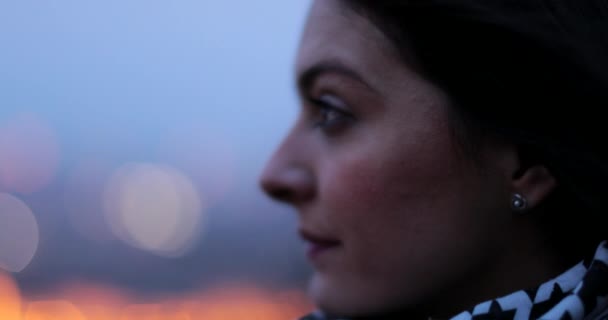 一个沉思沉思的女孩在夜晚观察着这座城市 对生活充满好奇的女人 — 图库视频影像