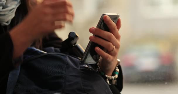 Nahaufnahme Von Pendlerhänden Die Smartphone Gerät Halten Während Sie Mit — Stockvideo