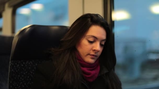 Γυναίκα Που Ταξιδεύει Τρένο Κοιτάζοντας Κάτω — Αρχείο Βίντεο