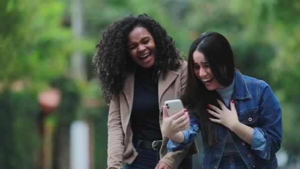 Prieten Care Arată Ecranul Smartphone Ului Prietenului Rasă Mixtă Etnie — Videoclip de stoc