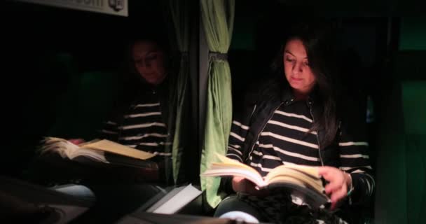 Молода Жінка Читає Книгу Під Час Подорожі Автобусом Дорозі — стокове відео