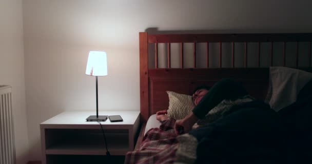 Hombre Despierta Medio Noche Incapaz Dormir Hombre Frustrado Frota Los — Vídeo de stock