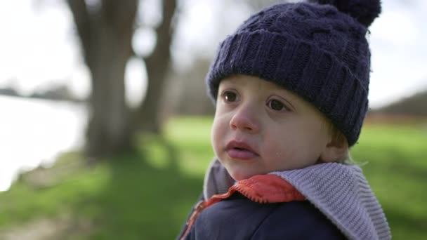 Niño Pequeño Bebé Lindo Contemplativo Que Usa Gorro Durante Temporada — Vídeos de Stock