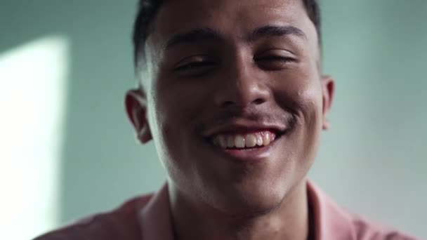 Jeune Homme Hispanique Heureux Gros Plan Visage Portrait Homme Sud — Video