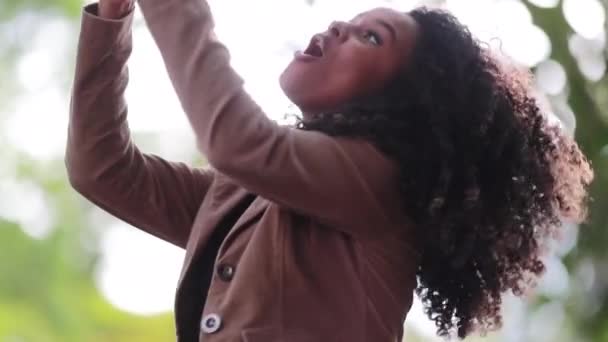 Gelukkig Meisje Dansen Met Vreugde Naar Positief Nieuws Smartphone — Stockvideo