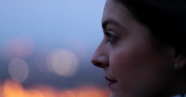 Zamyšlená Zamyšlená Dívka Pozorující Noci Město Žena Hledá Přemýšlí Životě — Stock video