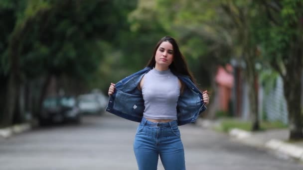 Mujer Joven Parada Afuera Calle Con Chaqueta Vaquera — Vídeos de Stock