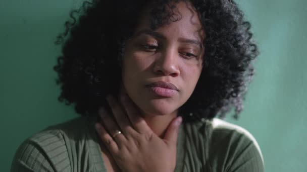 Турбота Про Майбутню Емоцію Турбувала Жінку Один Стурбований Афро Американець — стокове відео