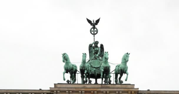 Nahaufnahme Des Berühmten Berliner Wahrzeichens Des Brandenburger Tors — Stockvideo